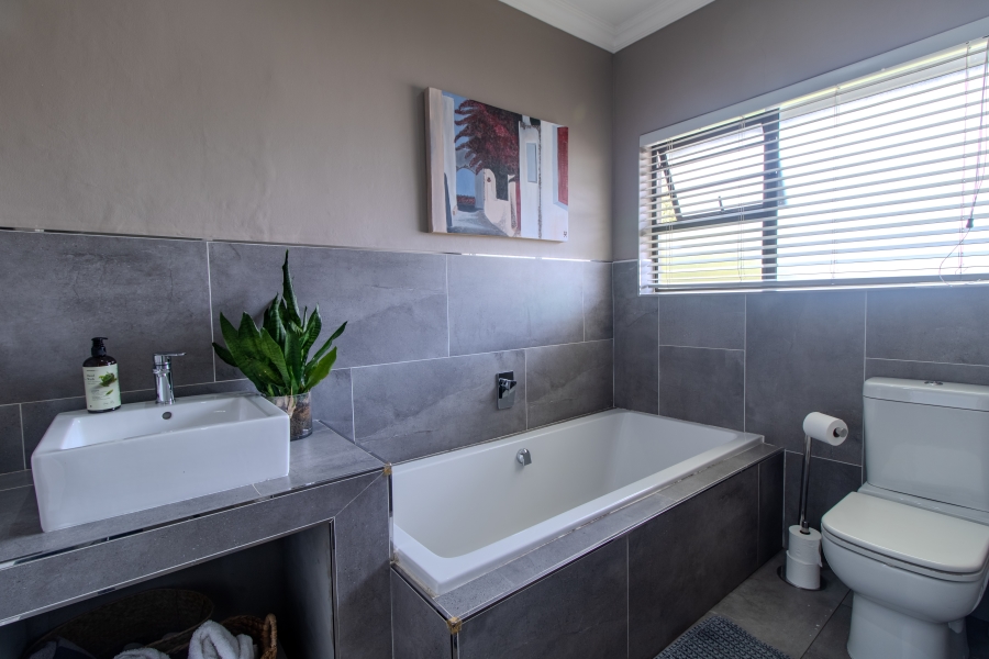 5 Bedroom Property for Sale in Proteaville Western Cape
